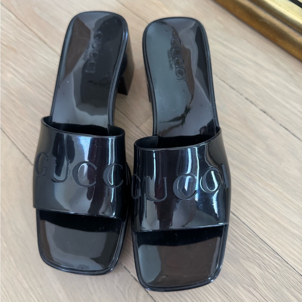 GUCCI 
Rubber Gucci Logo Womens Platform 20/60mm Slide Sandals